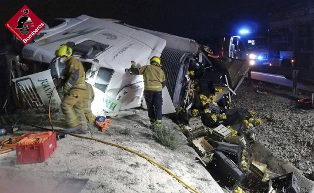 Un camión se sale de la vía en Monforte del Cid y derrama una gran cantidad de combustible