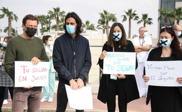 Sanitarios de Torrevieja retoman las protestas ante la falta de información de la reversión