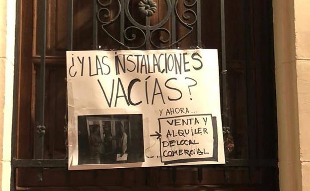 El ayuntamiento de Benetússer amanece estos días con carteles en contra del alquiler del edificio para los servicios municipales