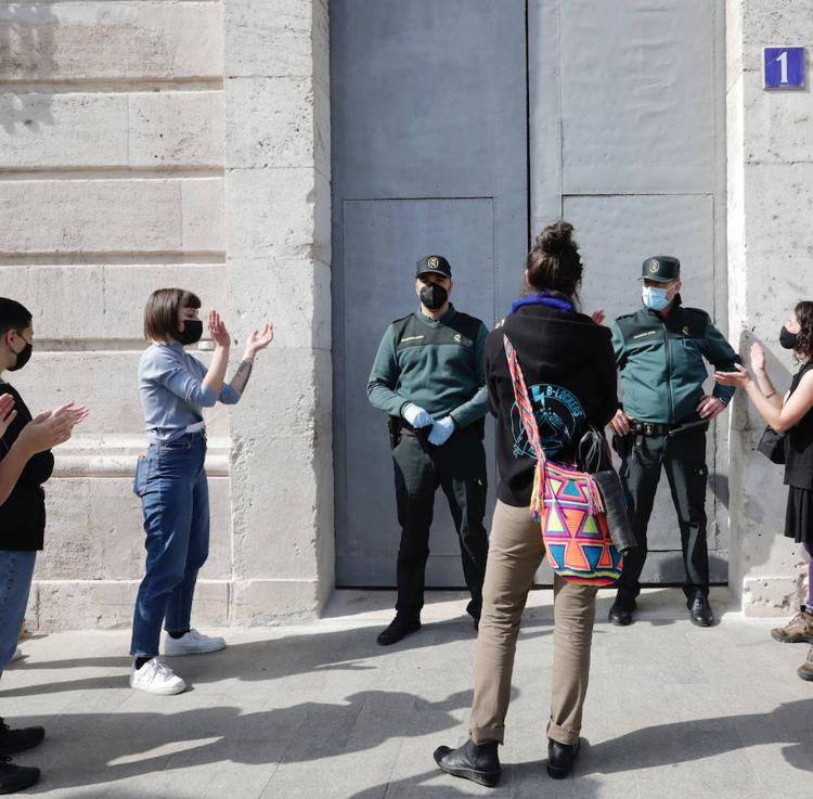 Un grupo de feministas ocupa cinco horas la Delegación del Gobierno