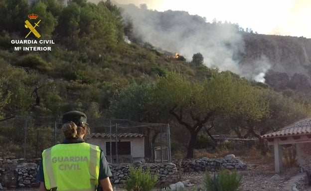 Detienen a un varón por cuatro delitos de incendio forestal y cuatro de daños en la Marina Alta