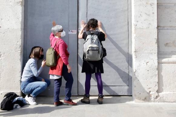 Un grupo de feministas ocupa cinco horas la Delegación del Gobierno