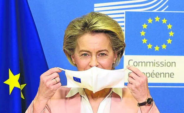 La presidenta de la Comisión Europea, Ursula Von der Leyen, anrtes de una comparecencia pública./reuters