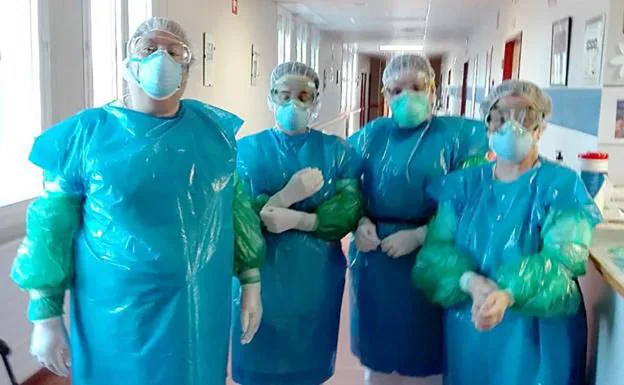 Sanitarios del hospital Monte San Isidro de León usaron bolsas de basura para protegerse de la covid-19./r. c.