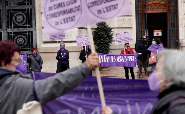 Valencia: Ellas viven seis años más, eligen carreras sociales y se atreven más a formar una familia en solitario