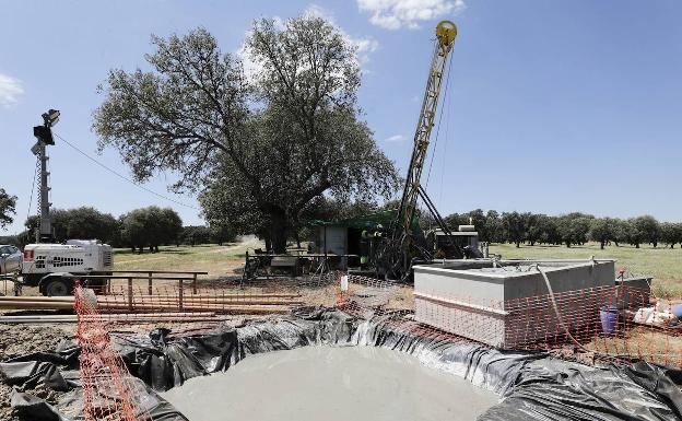 Batalla autonómica por la fábrica 'catalana' de baterías: «No se nutrirá con litio extremeño»