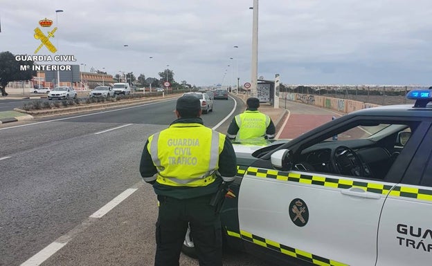 La Guardia Civil detiene a un kamikaze que circulaba borracho y sin carné en Torrevieja