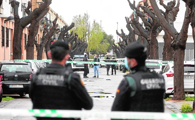 Un grupo de vecinos reduce a un maltratador en Massamagrell cuando apuñalaba a su ex pareja en la calle