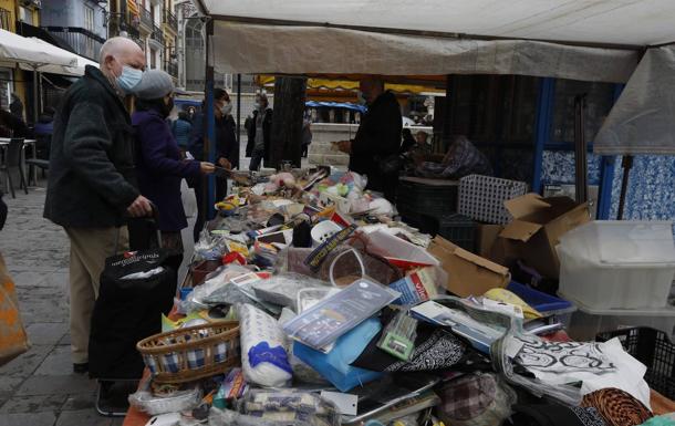 La lluvia reduce la reapertura de los mercadillos en Valencia