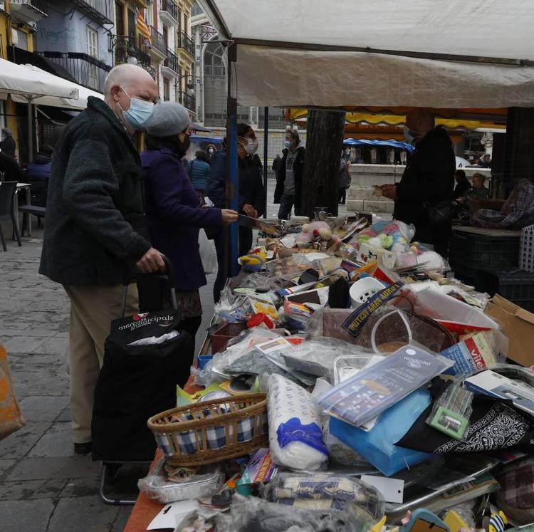 La lluvia reduce la reapertura de los mercadillos en Valencia