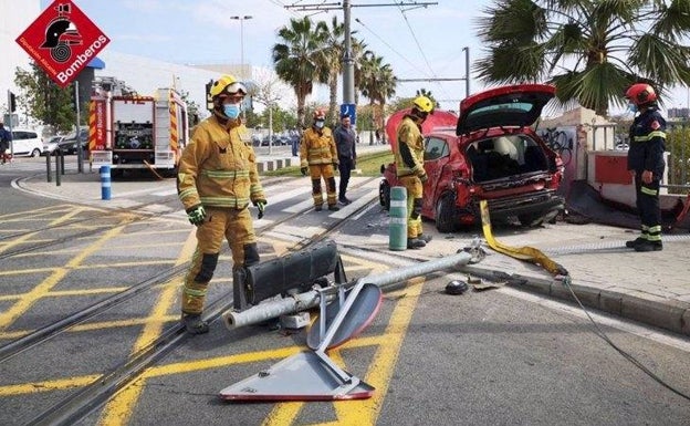 Rescatan a un hombre atrapado en su coche tras chocar con el Tram en San Vicente del Raspeig