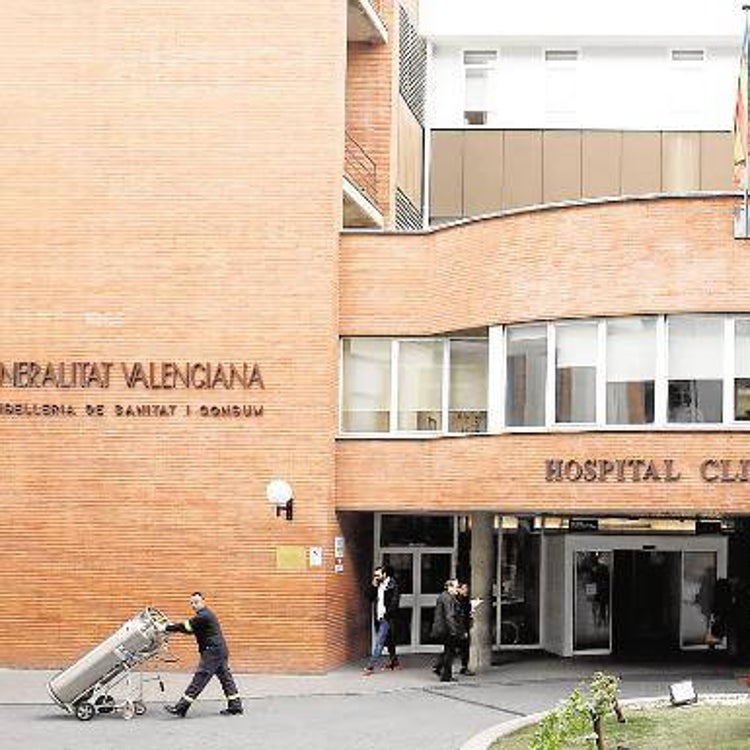 El cardiólogo acusado de intentar grabar a una compañera en una ducha del Clínico dice que sólo pretendía vigilar intrusos