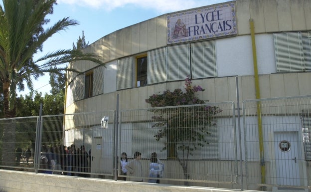 An outbreak of the British strain affects 13 children at the French Lycée in Paterna.