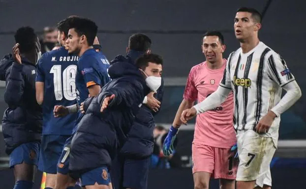 Cristiano Ronaldo abandona el césped ante la alegría de los jugadores del Oporto./AFP