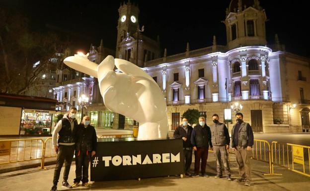 Una llama de esperanza fallera y homenaje a los fallecidos por Covid en la plaza del Ayuntamiento de Valencia