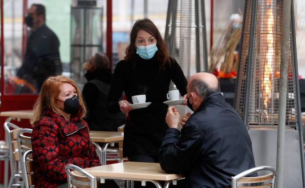 El Consell no abrirá el interior de los bares pero baraja ampliar las terrazas y su horario