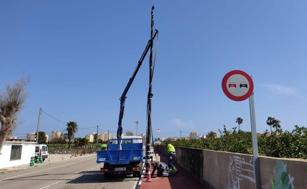 Xeraco instala iluminación en el carril bici entre la playa y la Torre de Guaita