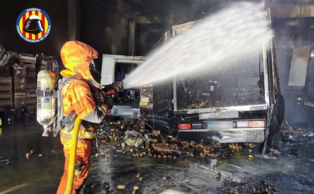 Arden tres camiones en el incendio de una nave de logística en Silla