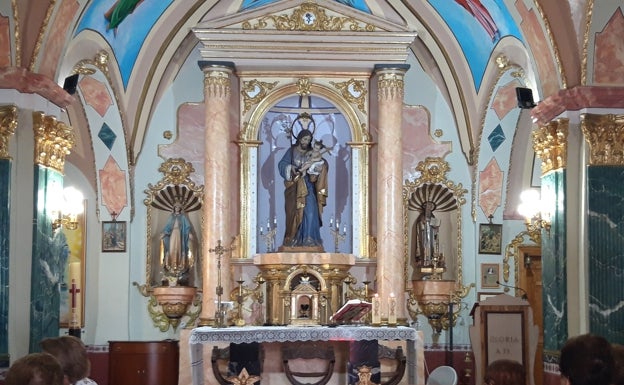 La iglesia de Benissuera recupera la pila después de décadas usando cuencos de vidrio para bautizar