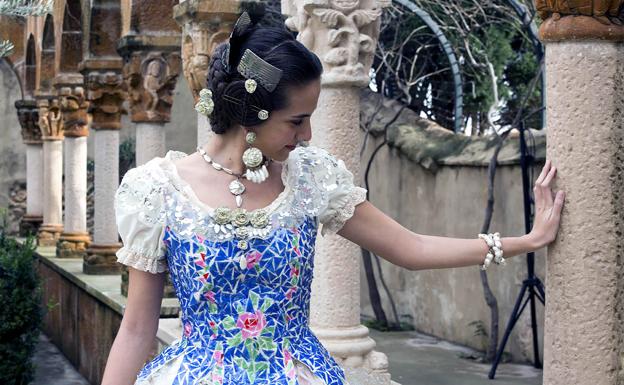 El traje de fallera hecho con vasos y botellas de plástico que ha impresionado a 'National Geographic'