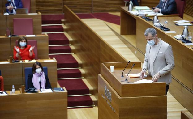 Cantó, en Les Corts: «Cuerpo a tierra, que vienen los nuestros»