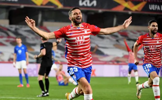 Jorge Molina celebra su gol al Molde./miguel ángel molina / efe