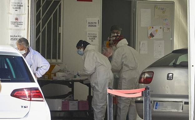 23 deaths and 300 new infections in the Valencian Community.