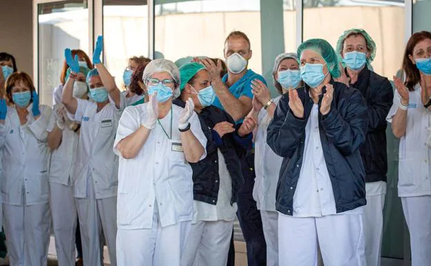 Médicos, personal de enfermería y celadores del hospital San Pedro de Logroño agradecen el apoyo de los ciudadanos. /EFE