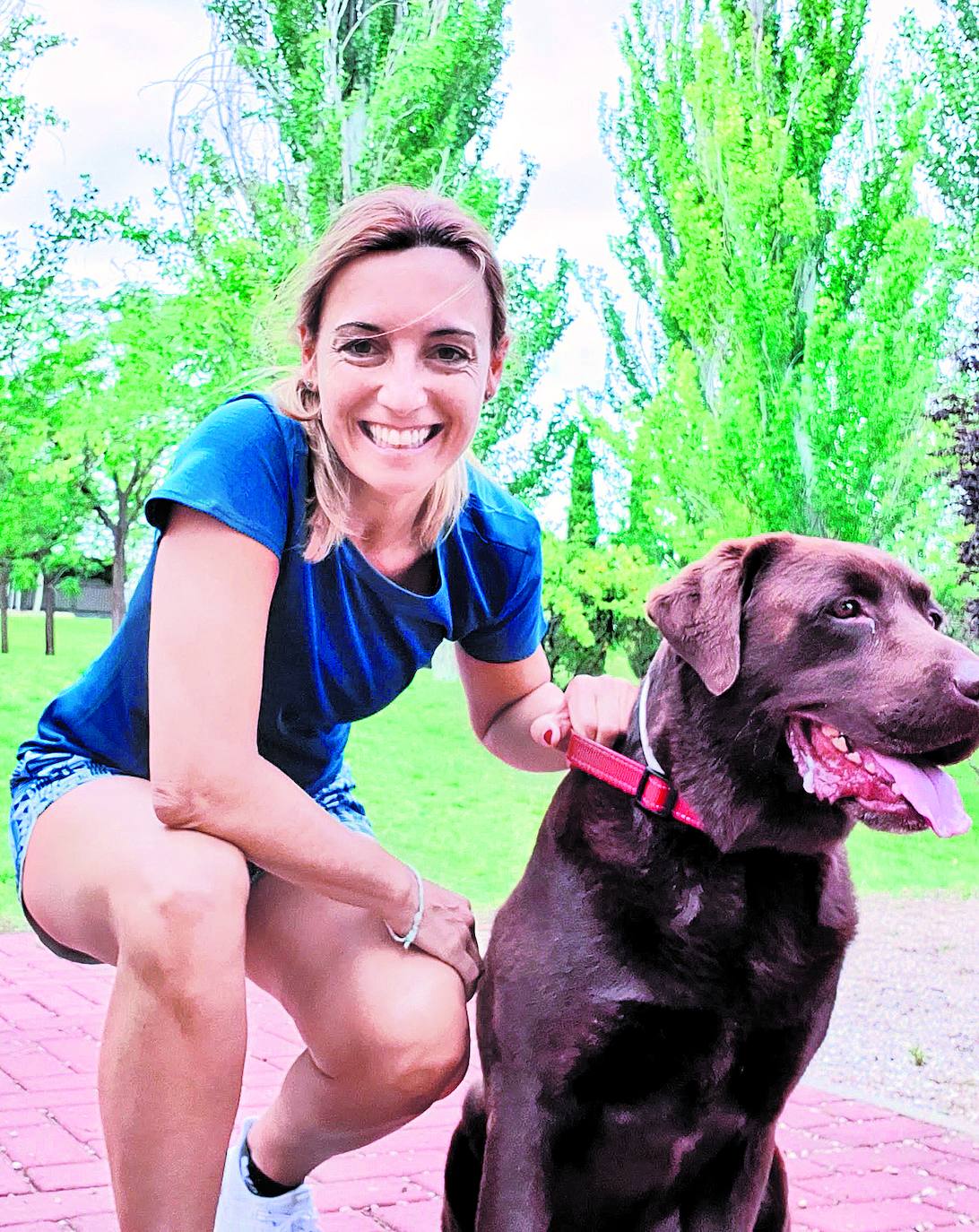Patricia posa con su perro labrador 'Vueltas', con el que sale a correr por las mañanas./BELÉN DE MIGUEL