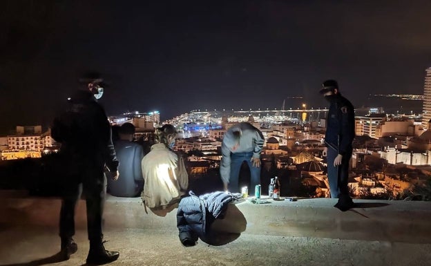 Siete botellones y una veintena de fiestas prohibidas durante la noche del viernes en Alicante