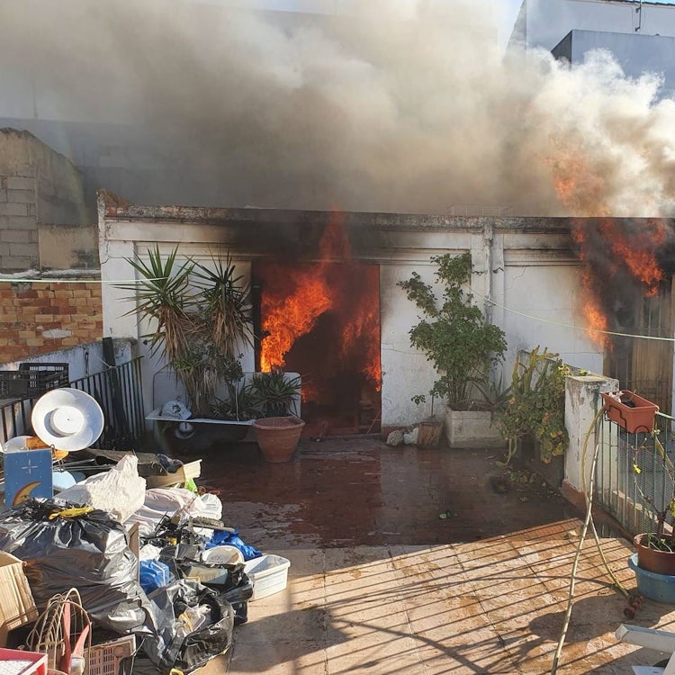 Dos policías intoxicados y 15 desalojados por un incendio en Cheste