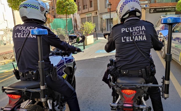 La Policía de l'Eliana disuelve un botellón con 100 jóvenes y dos reyertas