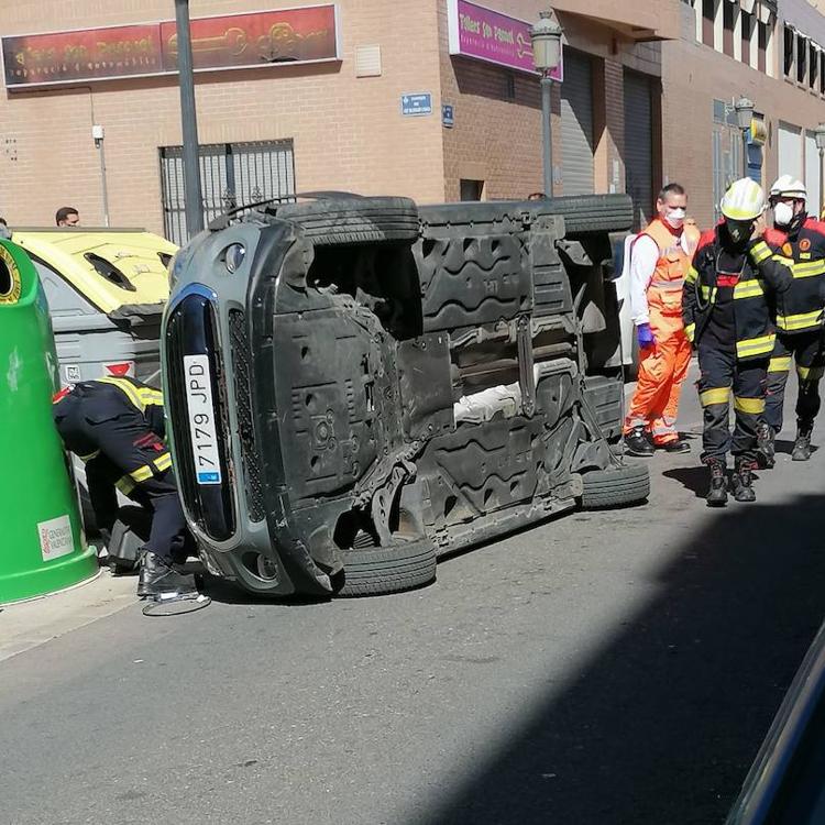 Dos mujeres heridas al chocar y volcar un coche en Valencia