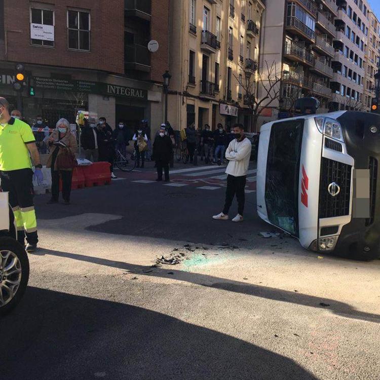 Una furgoneta vuelca tras un choque en Valencia