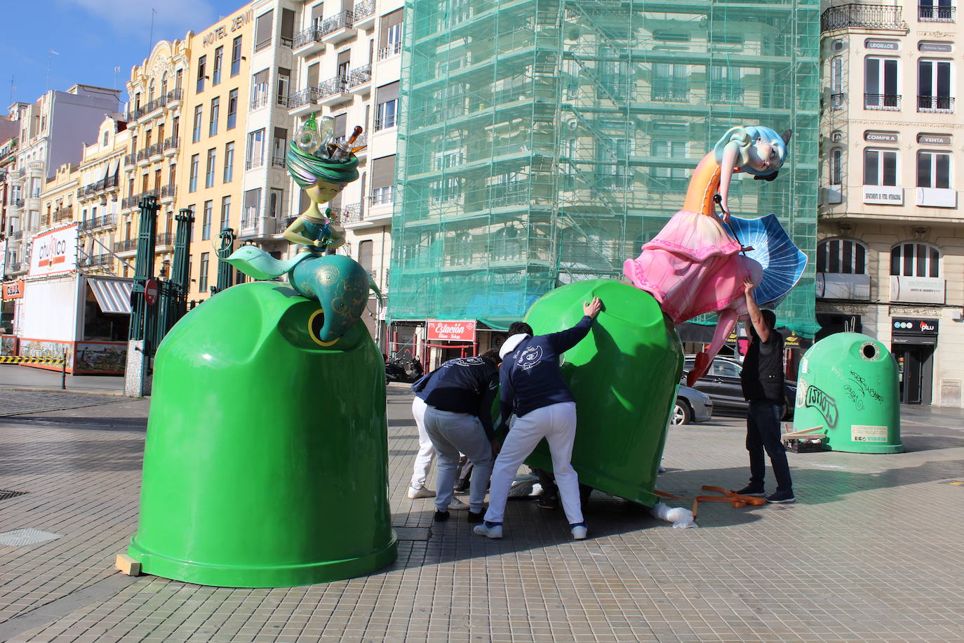 La única plantà de las Fallas en 2021: una falla encima de seis contenedores de vidrio en Valencia