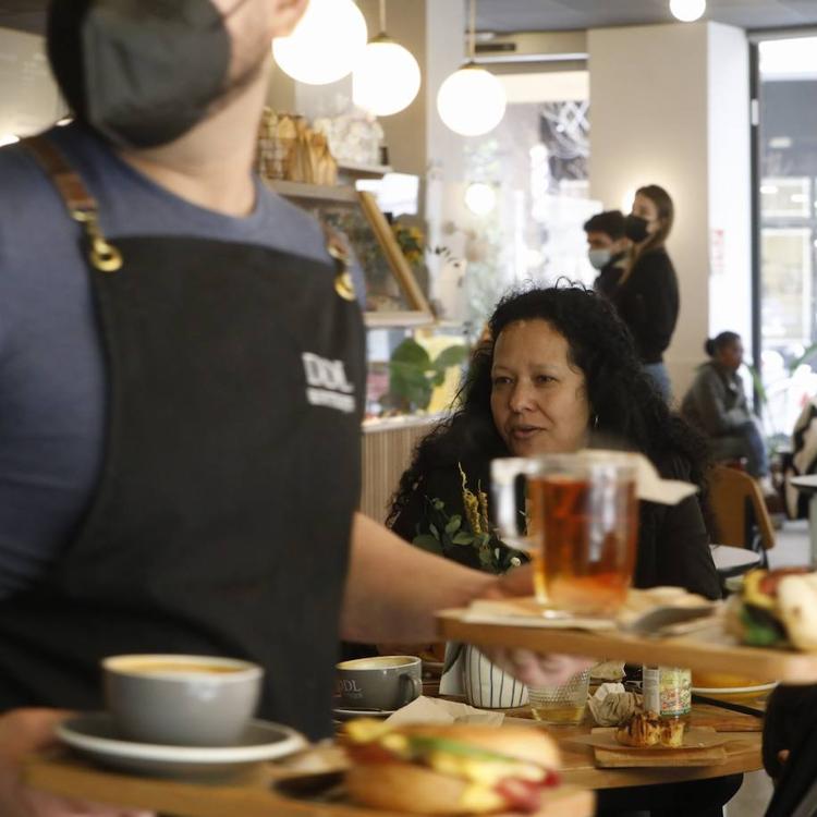 Los desayunos y los almuerzos vuelven al interior de los bares valencianos