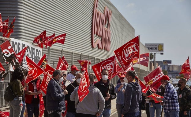 Los trabajadores de la planta de Coca-Cola en Quart de Poblet presionan para lograr un mejor ERE