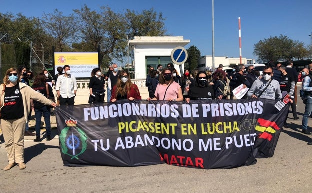 Concentración en la cárcel de Picassent en apoyo de los funcionarios agredidos