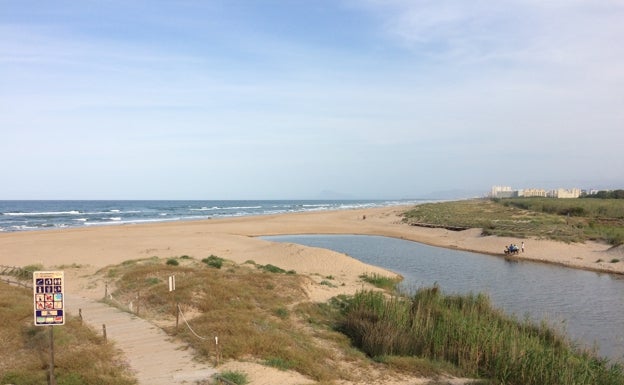 Xeraco cambia el Plan General y suma los 142.000 metros de playa que se disputa con Gandia