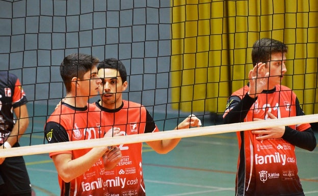 El Xàtiva voleibol masculino cosecha un punto en Barcelona tras ceder por 3-2