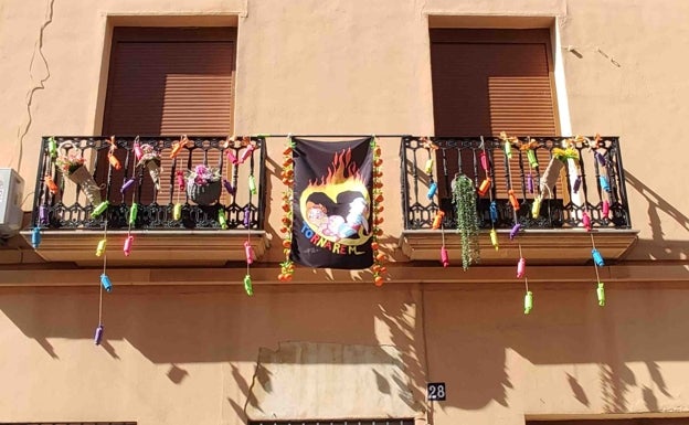 Pego engalana sus balcones para rendir tributo a las Fallas