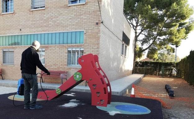 Paterna aplica pintura anticovid en las zonas de juegos infantiles de colegios y parques