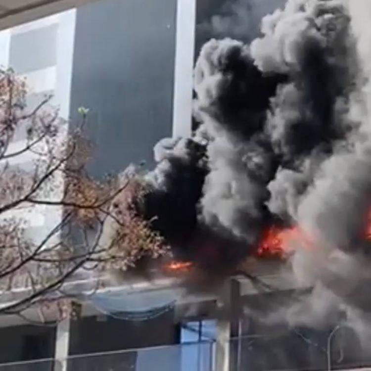 Los bomberos apagan un incendio en un edificio de viviendas en el barrio de Campanar de Valencia