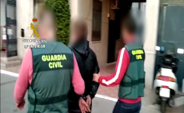 Detenido por agredir, insultar y escupir a policías al pedirle que se pusiera la mascarilla en Torrevieja