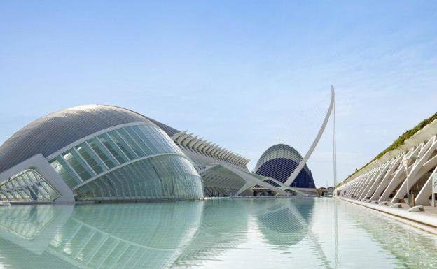 La Ciudad de las Artes y las Ciencias se ilumina con los colores de la Senyera