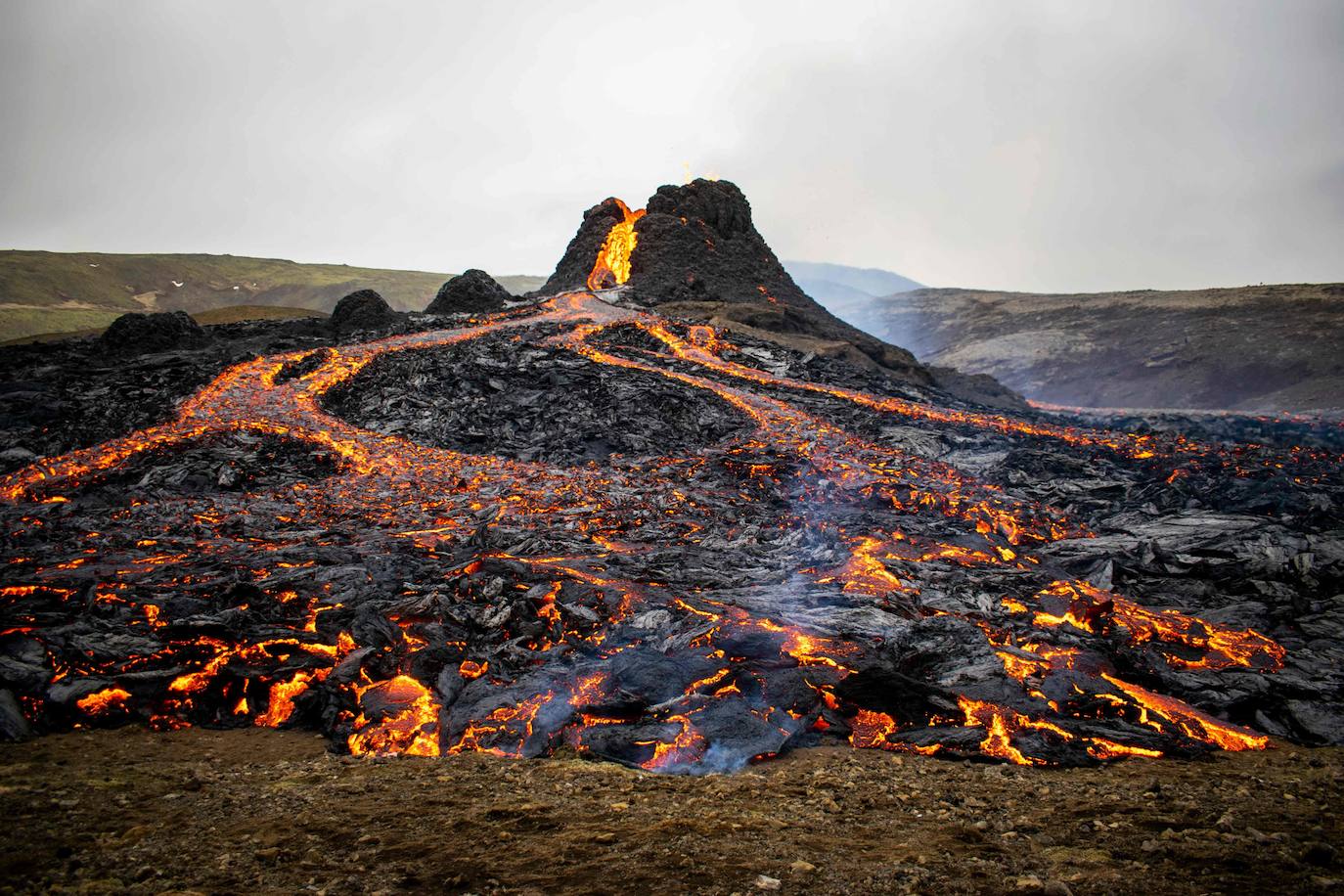 Ríos de lava en Islandia: El volcán Fagradalsfjall entra en erupción