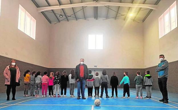 Los alumnos de colegio Juan Esteve estrenan el gimnasio