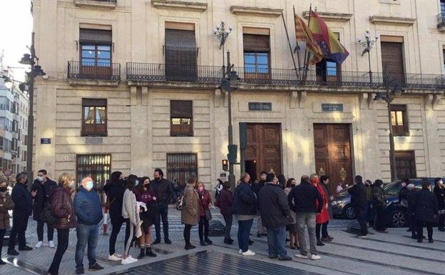 Los vecinos de Alcoy muestran su repulsa al triple apuñalamiento del domingo