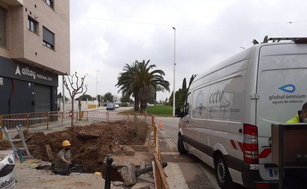 Un tapón de toallitas en la red de saneamiento deja sin luz a un bloque de fincas en Catarroja