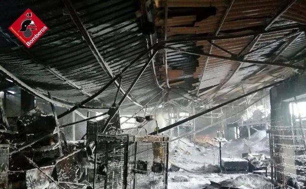 Un incendio calcina un almacén de productos agrícolas en Pedreguer